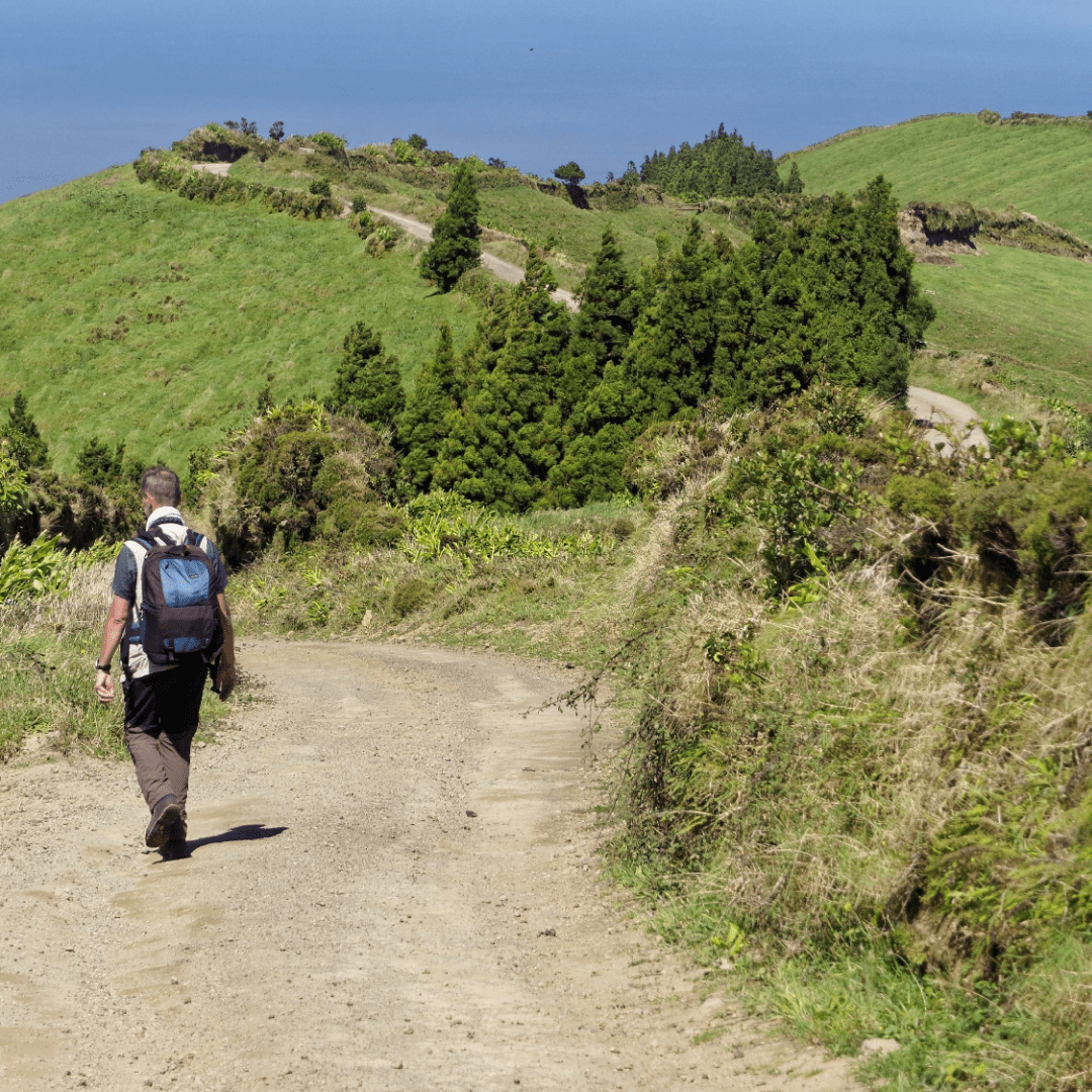 homme qui marche sur un chemin